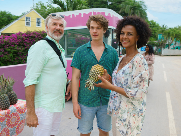 Daniel Morgenroth und Dennenesh Zoudé in "Das Traumschiff - Bahamas" auf Romance TV