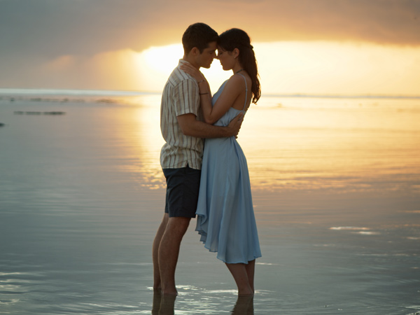 Lary Muller und Oran Stainbrook in "Verliebt auf Tahiti" auf Romance TV