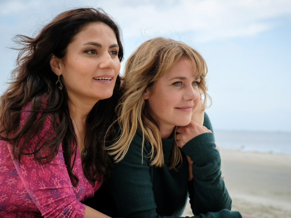 Felicitas Woll und Halima Ilter in "Neuer Wind im alten Land" auf Romance TV